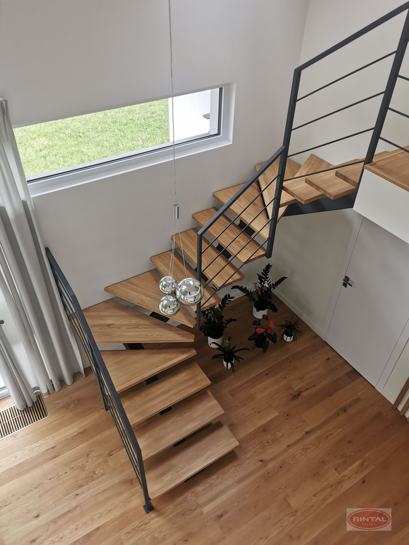 Nowy model schodów Rintal wyróżniają: prosta konstrukcja metalowa przypominająca kształtem belkę ora...